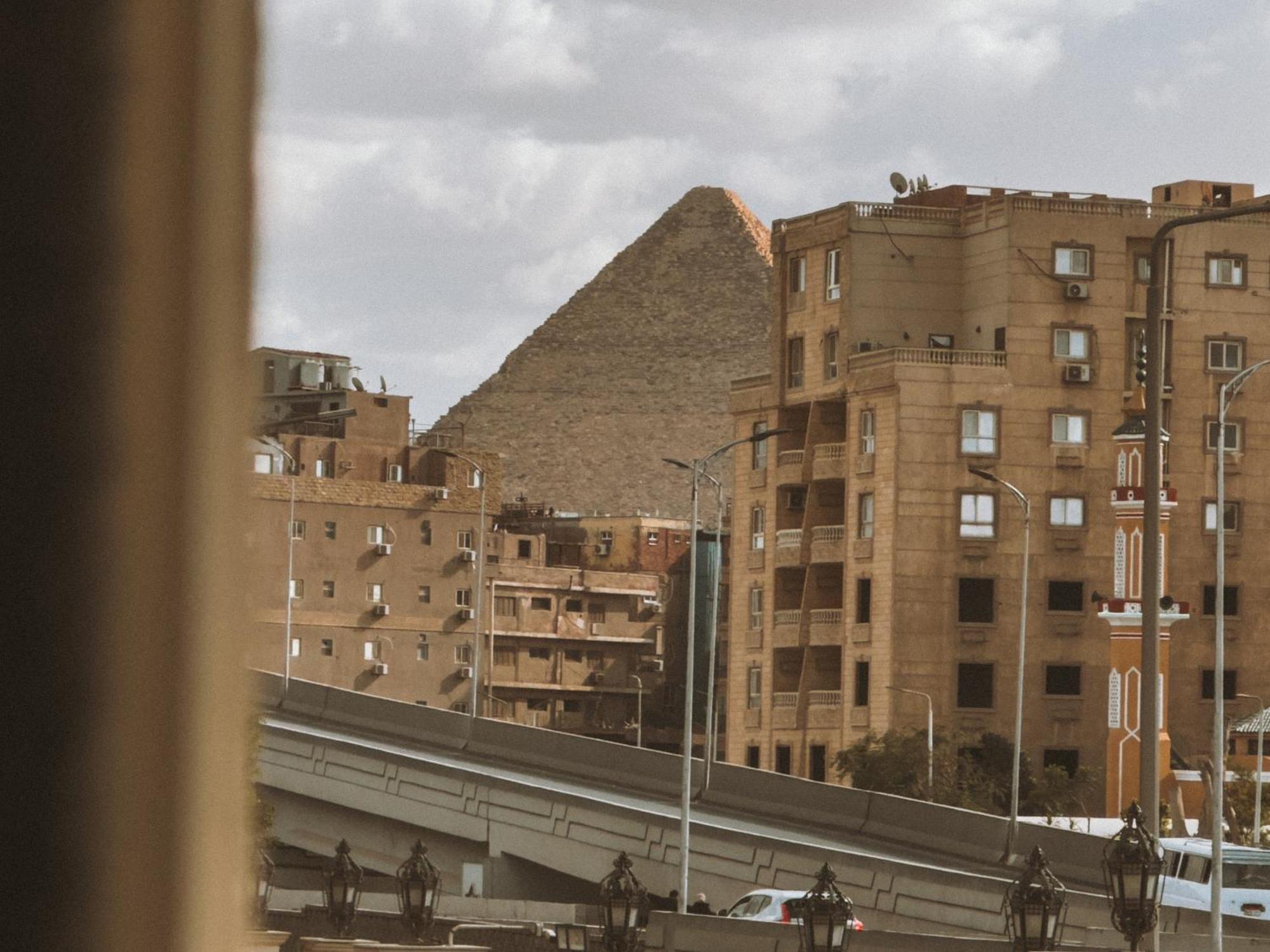Royal Crown Hotel Giza Pyramids View Kafret el-Gabal Exteriör bild