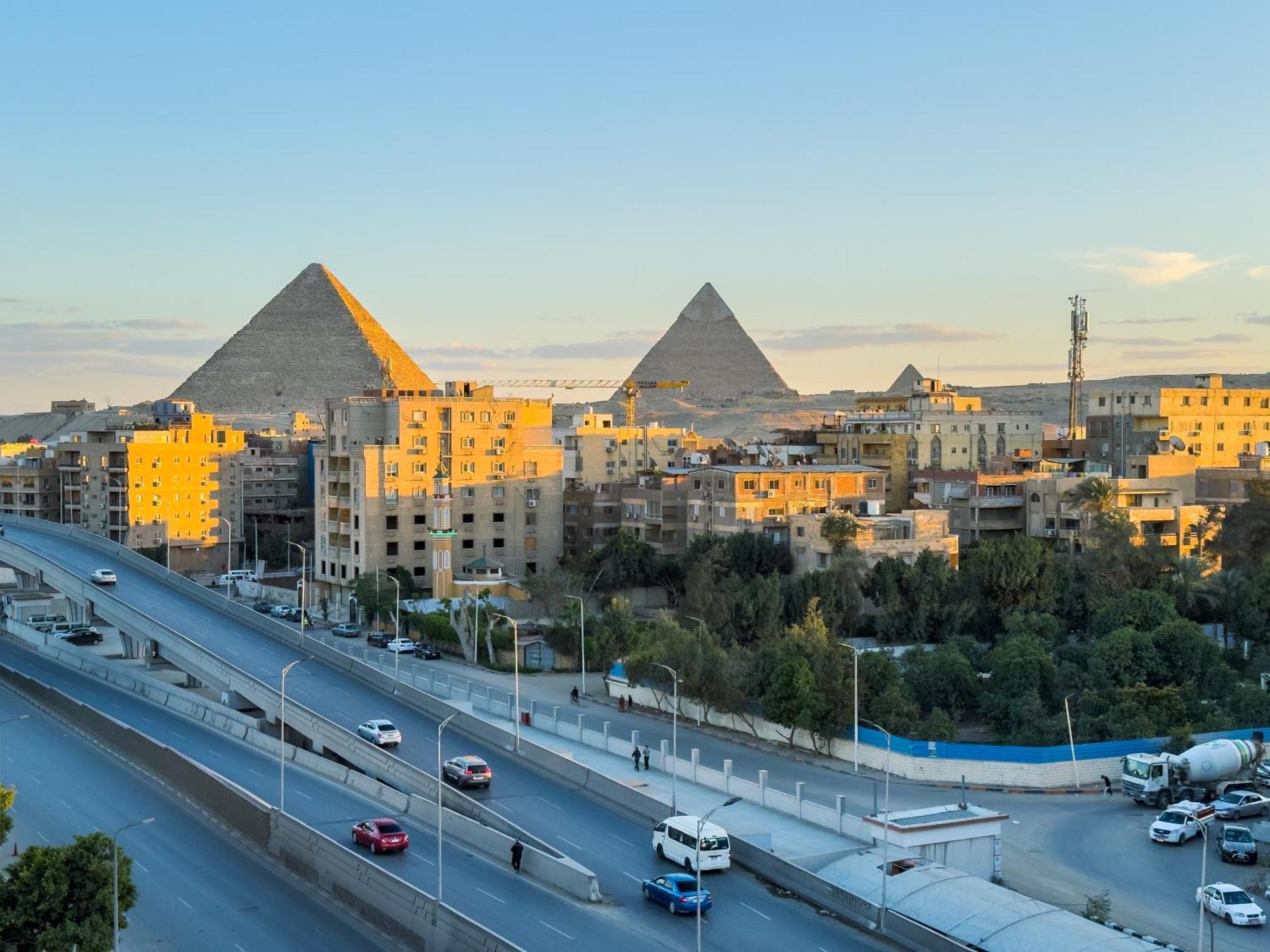 Royal Crown Hotel Giza Pyramids View Kafret el-Gabal Exteriör bild